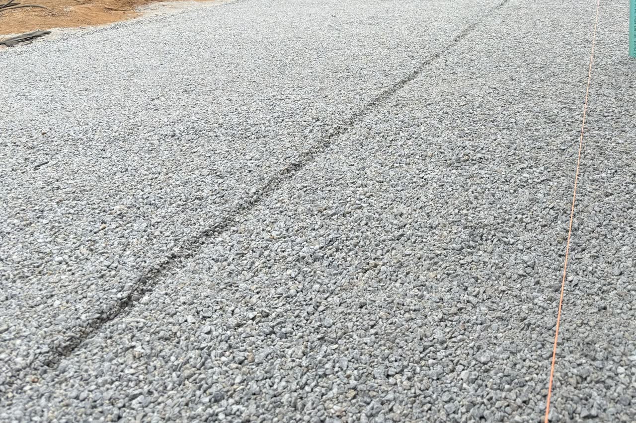 Screeding the bedding sand layer